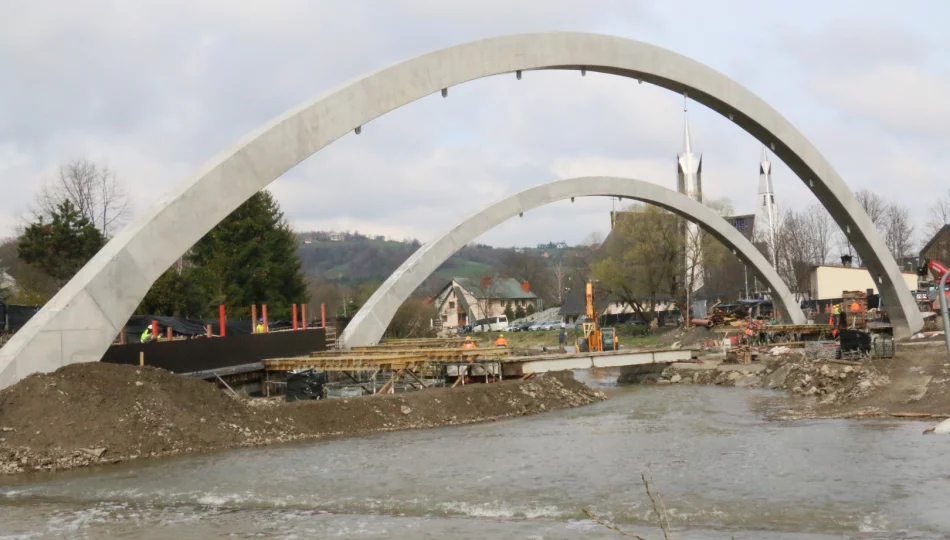 Budowa mostu w ciągu ulicy Lipowej – zabetonowano łuki mostu, w najbliższym czasie zbrojenie płyty - zdjęcie 1