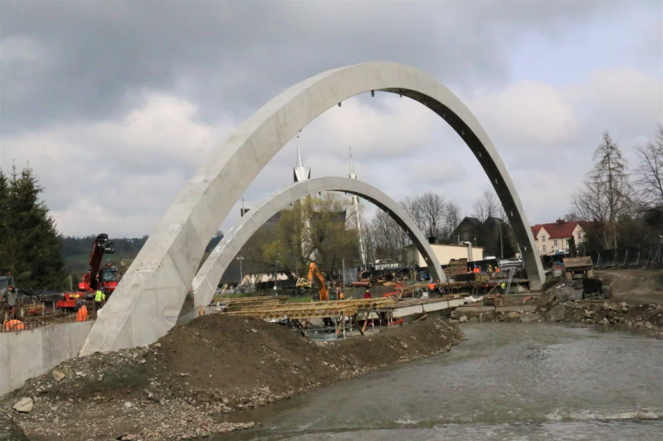 Budowa mostu w ciągu ulicy Lipowej – zabetonowano łuki mostu, w najbliższym czasie zbrojenie płyty - zdjęcie 2