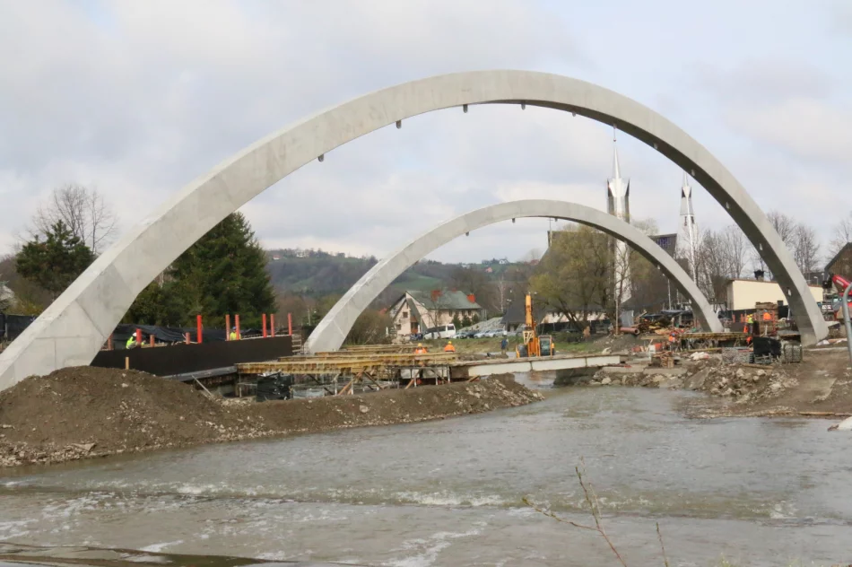Budowa mostu w ciągu ulicy Lipowej – zabetonowano łuki mostu, w najbliższym czasie zbrojenie płyty - zdjęcie 3