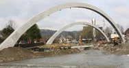 Budowa mostu w ciągu ulicy Lipowej – zabetonowano łuki mostu, w najbliższym czasie zbrojenie płyty - zdjęcie 3