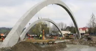 Budowa mostu w ciągu ulicy Lipowej – zabetonowano łuki mostu, w najbliższym czasie zbrojenie płyty - zdjęcie 4