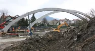 Budowa mostu w ciągu ulicy Lipowej – zabetonowano łuki mostu, w najbliższym czasie zbrojenie płyty - zdjęcie 5