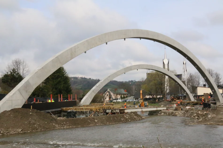 Budowa mostu w ciągu ulicy Lipowej – zabetonowano łuki mostu, w najbliższym czasie zbrojenie płyty - zdjęcie 7