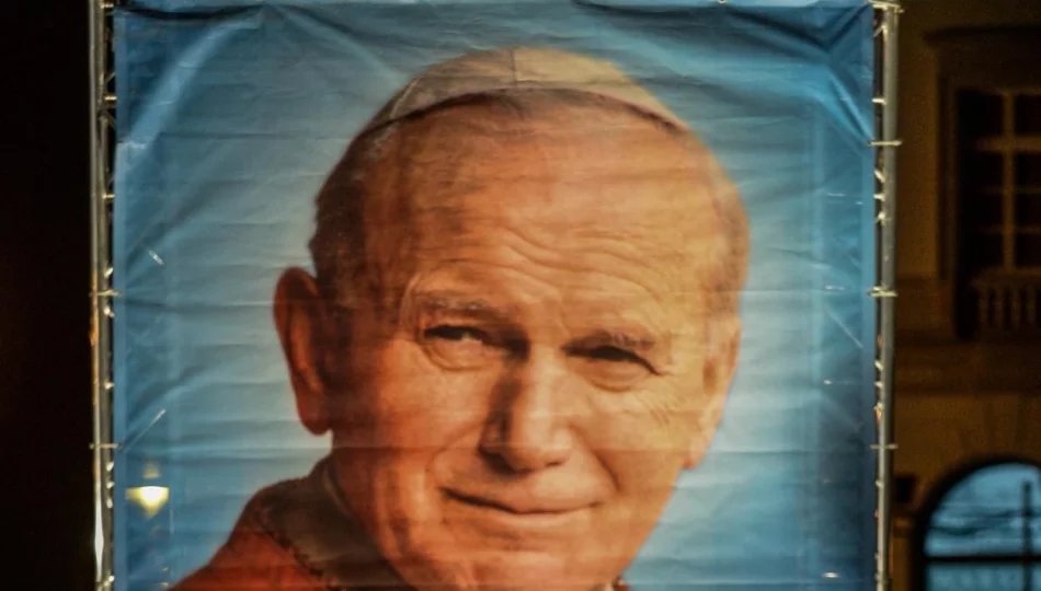 „Oaza na pustyni” bez Boga, Jana Pawła II za to z partią. Schemat ciągle aktualny - zdjęcie 1