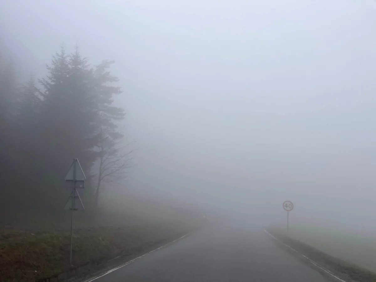 Gęsta mgła z ograniczoną widocznością