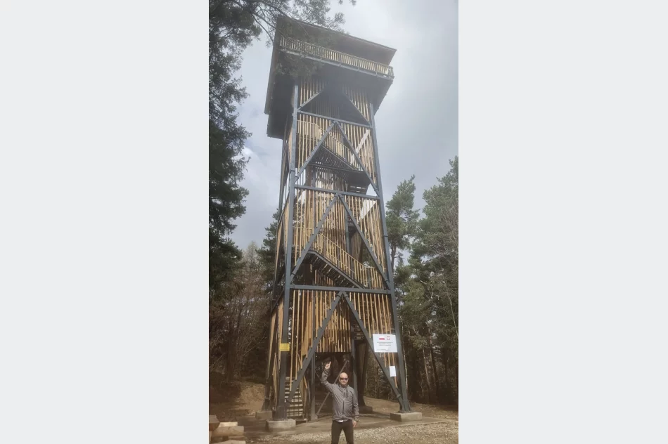 Papier toaletowy zamiast wstęgi. Radny kpi z parlamentarzystów - zdjęcie 8