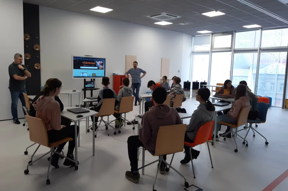 Uczniowie ze Szkoły Podstawowej w Mordarce z wizytą w Pracownii Aktywnego Korzystania z Technologii - zdjęcie 3