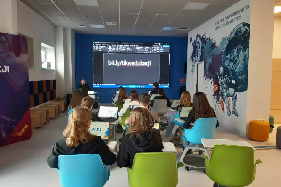 Uczniowie ze Szkoły Podstawowej w Mordarce z wizytą w Pracownii Aktywnego Korzystania z Technologii - zdjęcie 4