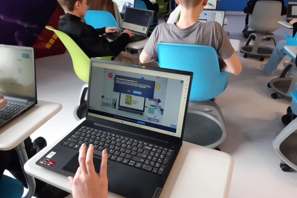 Uczniowie ze Szkoły Podstawowej w Mordarce z wizytą w Pracownii Aktywnego Korzystania z Technologii - zdjęcie 5