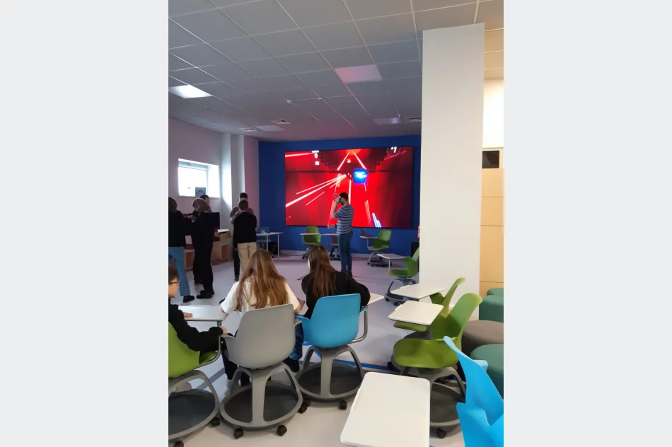 Uczniowie ze Szkoły Podstawowej w Mordarce z wizytą w Pracownii Aktywnego Korzystania z Technologii - zdjęcie 9