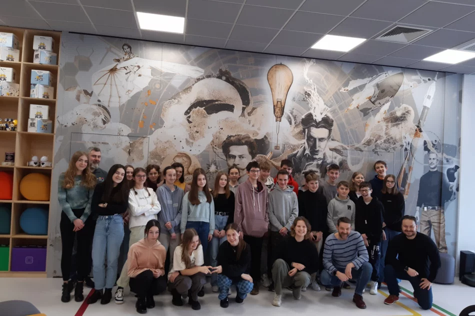 Uczniowie ze Szkoły Podstawowej w Mordarce z wizytą w Pracownii Aktywnego Korzystania z Technologii - zdjęcie 10