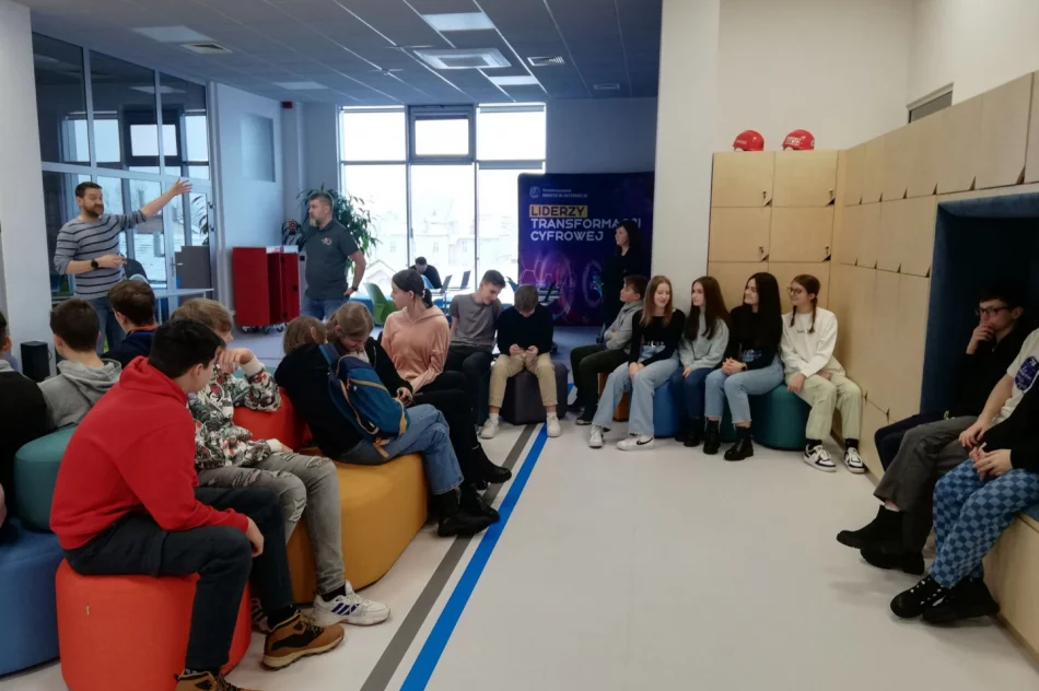 Uczniowie ze Szkoły Podstawowej w Mordarce z wizytą w Pracownii Aktywnego Korzystania z Technologii - zdjęcie 11