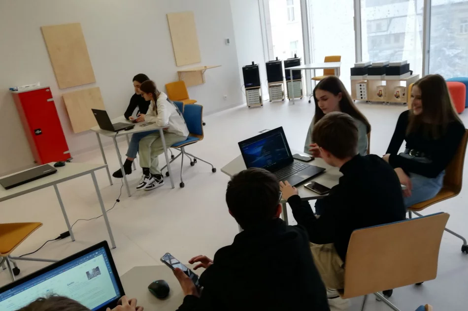 Uczniowie ze Szkoły Podstawowej w Mordarce z wizytą w Pracownii Aktywnego Korzystania z Technologii - zdjęcie 17