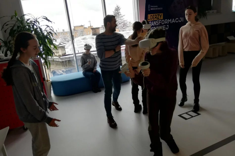 Uczniowie ze Szkoły Podstawowej w Mordarce z wizytą w Pracownii Aktywnego Korzystania z Technologii - zdjęcie 20