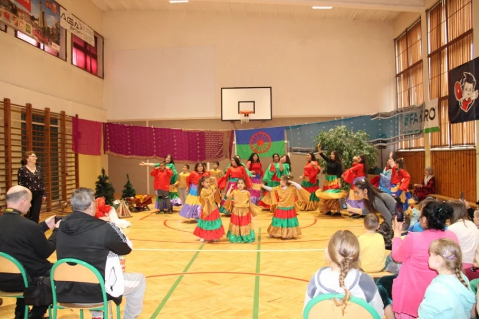 Młodzi Romowie zaprezentowali talenty i kulturę - zdjęcie 14