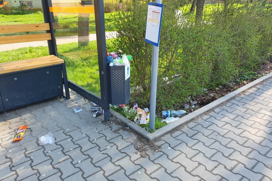 Przystanki dalej toną w śmieciach - zdjęcie 14