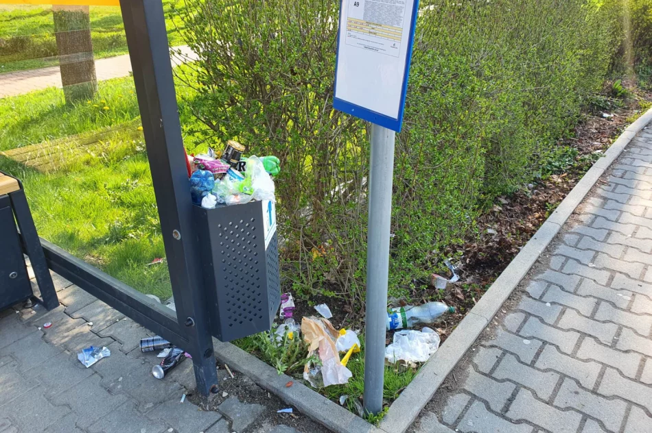 Przystanki dalej toną w śmieciach - zdjęcie 15