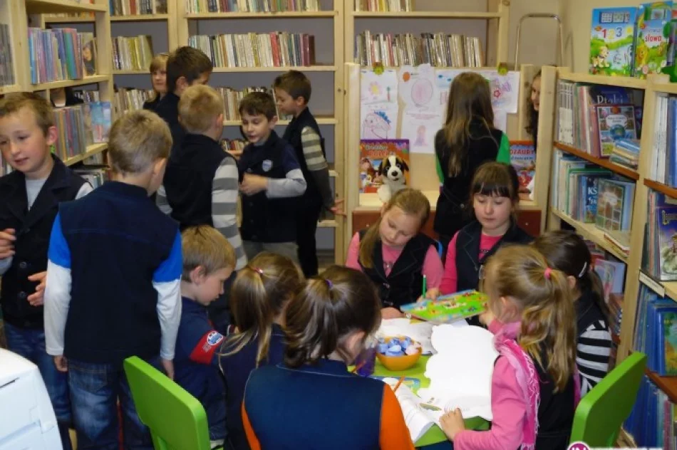 Głośne czytanie  dzieciom w Gminnej Bibliotece Publicznej w Starej Wsi - zdjęcie 3