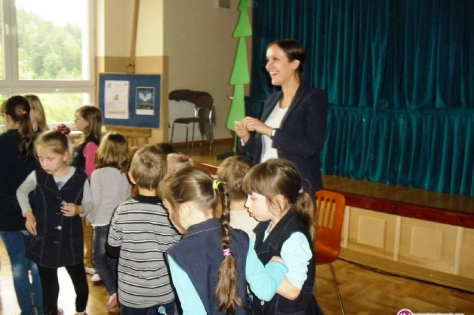 Głośne czytanie  dzieciom w Gminnej Bibliotece Publicznej w Starej Wsi - zdjęcie 4