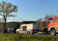 Jedna osoba ucierpiała w zderzeniu pojazdów. Droga powiatowa zablokowana - zdjęcie główne
