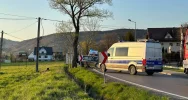 Jedna osoba ucierpiała w zderzeniu pojazdów. Droga powiatowa zablokowana - zdjęcie 3