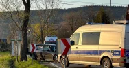 Jedna osoba ucierpiała w zderzeniu pojazdów. Droga powiatowa zablokowana - zdjęcie 4