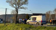 Jedna osoba ucierpiała w zderzeniu pojazdów. Droga powiatowa zablokowana - zdjęcie 5