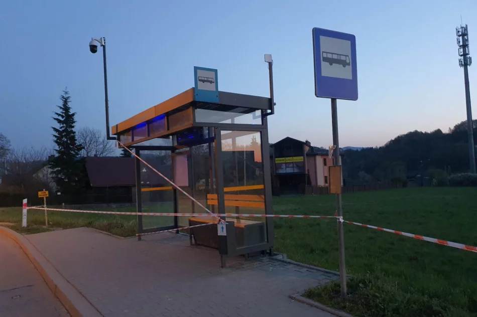 Przystanek i fragment chodnika "wyłączony z użytkowania" - zdjęcie 2