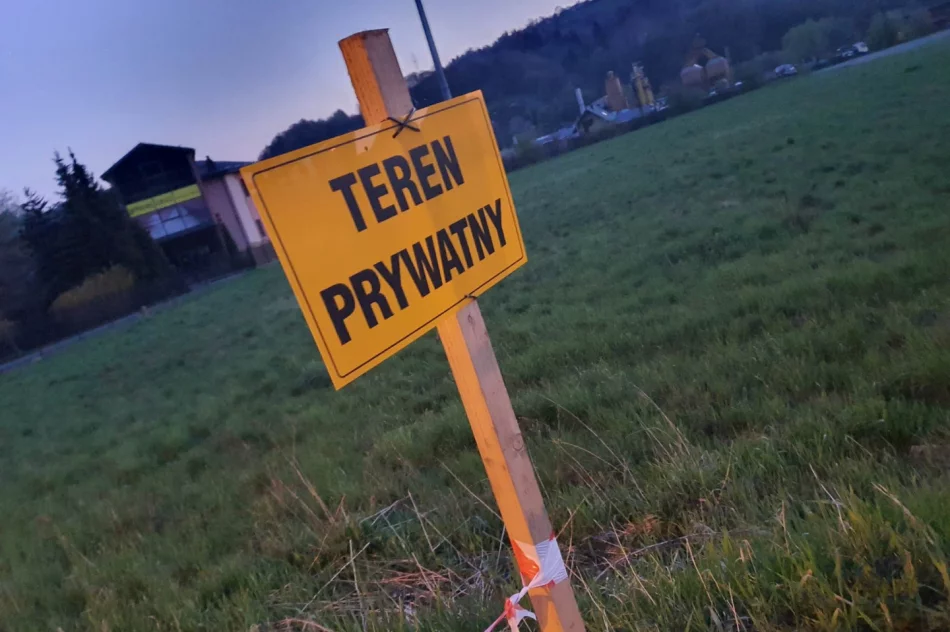 Przystanek i fragment chodnika "wyłączony z użytkowania" - zdjęcie 5