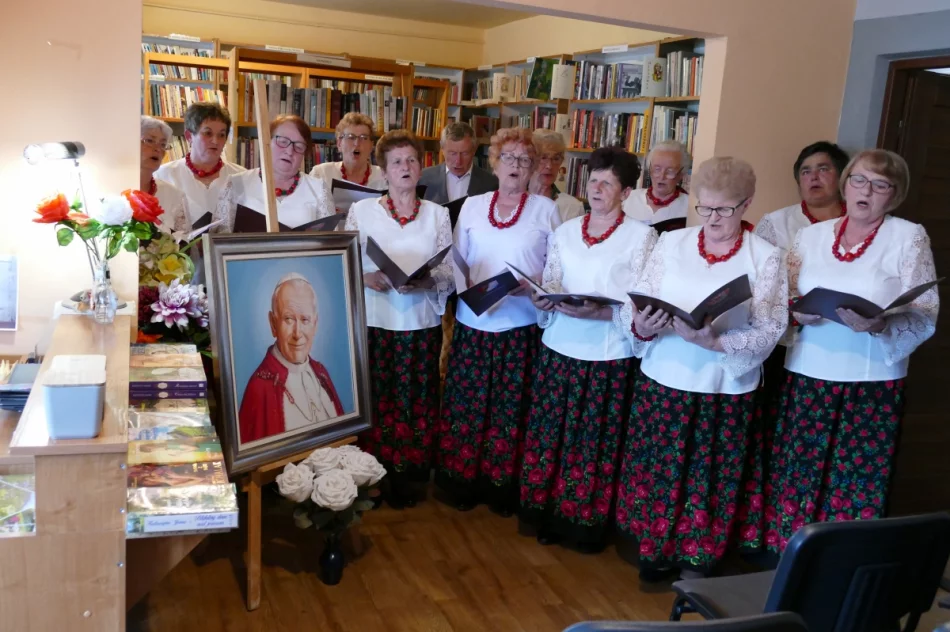 Spektakl słowno-muzyczny, poświęcony Janowi Pawłowi II pt.:   ,,Tobie Ojcze Święty" - zdjęcie 2