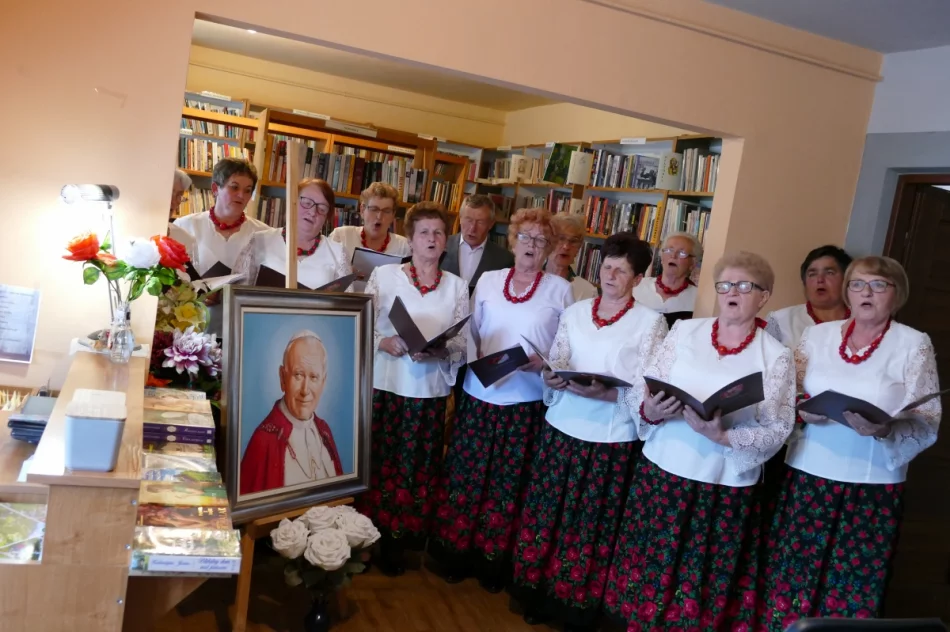 Spektakl słowno-muzyczny, poświęcony Janowi Pawłowi II pt.:   ,,Tobie Ojcze Święty" - zdjęcie 3