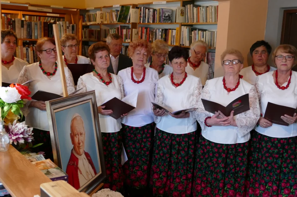 Spektakl słowno-muzyczny, poświęcony Janowi Pawłowi II pt.:   ,,Tobie Ojcze Święty" - zdjęcie 4