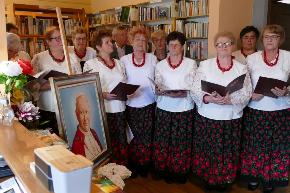 Spektakl słowno-muzyczny, poświęcony Janowi Pawłowi II pt.:   ,,Tobie Ojcze Święty" - zdjęcie 6