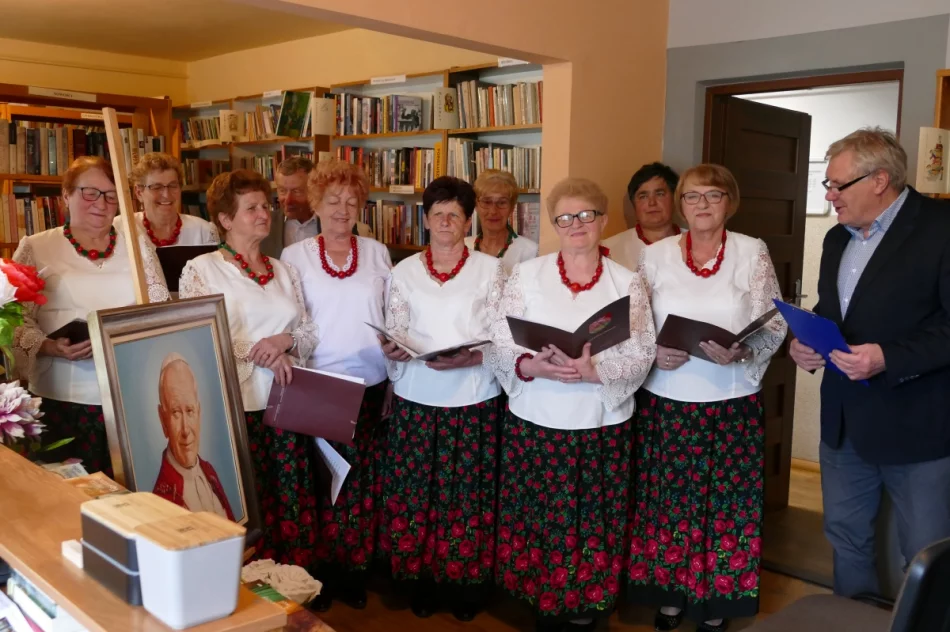 Spektakl słowno-muzyczny, poświęcony Janowi Pawłowi II pt.:   ,,Tobie Ojcze Święty" - zdjęcie 8