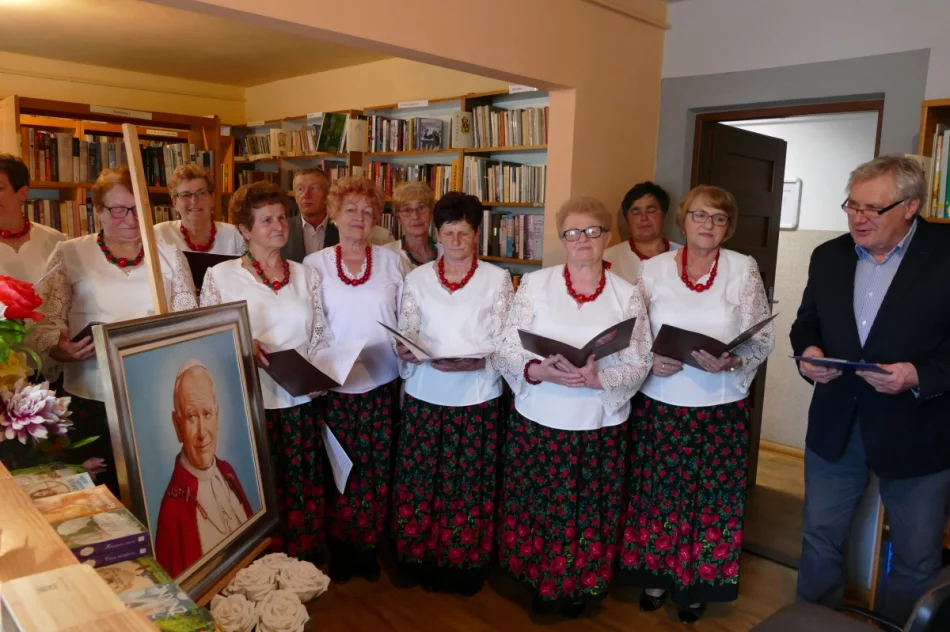 Spektakl słowno-muzyczny, poświęcony Janowi Pawłowi II pt.:   ,,Tobie Ojcze Święty" - zdjęcie 9