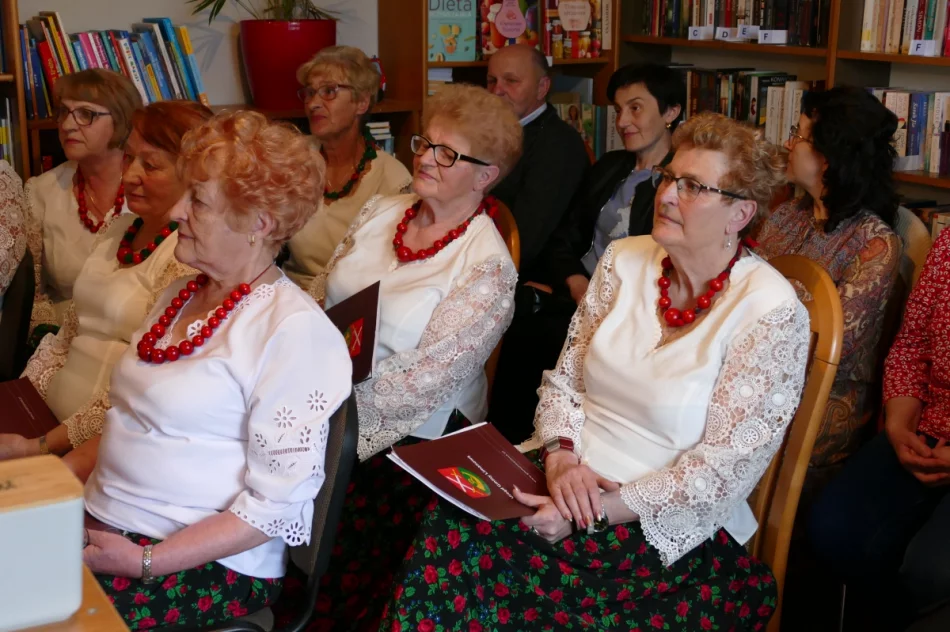 Spektakl słowno-muzyczny, poświęcony Janowi Pawłowi II pt.:   ,,Tobie Ojcze Święty" - zdjęcie 11