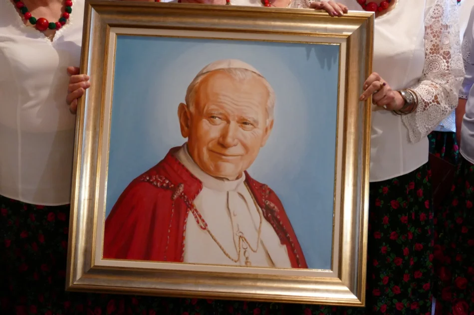 Spektakl słowno-muzyczny, poświęcony Janowi Pawłowi II pt.:   ,,Tobie Ojcze Święty" - zdjęcie 13