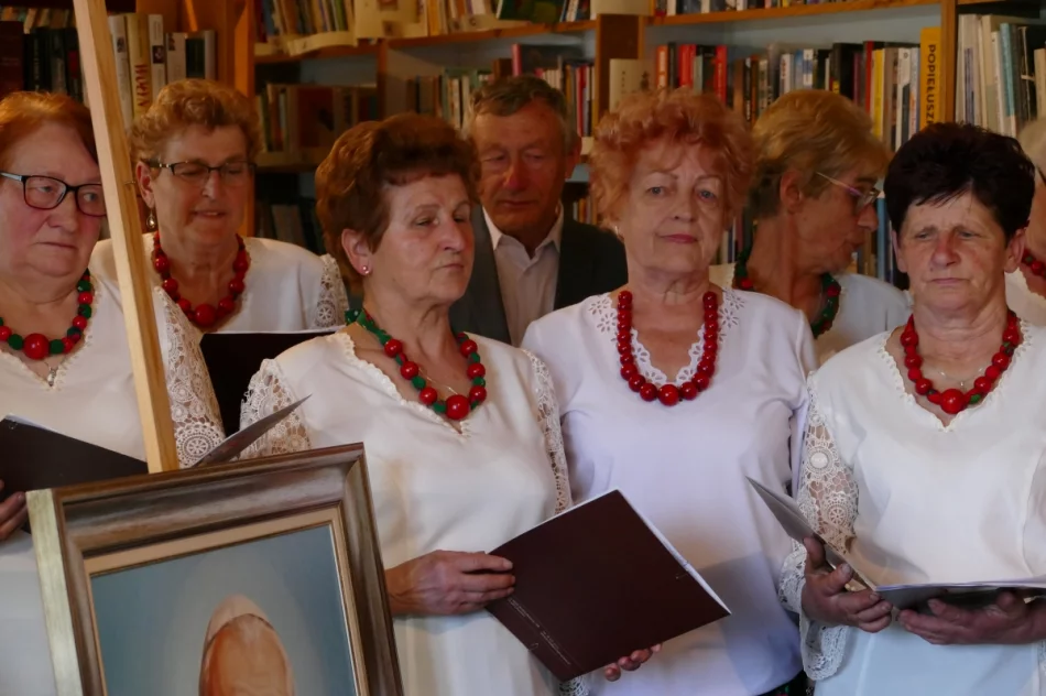 Spektakl słowno-muzyczny, poświęcony Janowi Pawłowi II pt.:   ,,Tobie Ojcze Święty" - zdjęcie 14