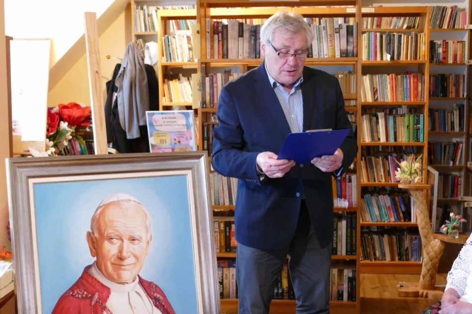 Spektakl słowno-muzyczny, poświęcony Janowi Pawłowi II pt.:   ,,Tobie Ojcze Święty" - zdjęcie 17