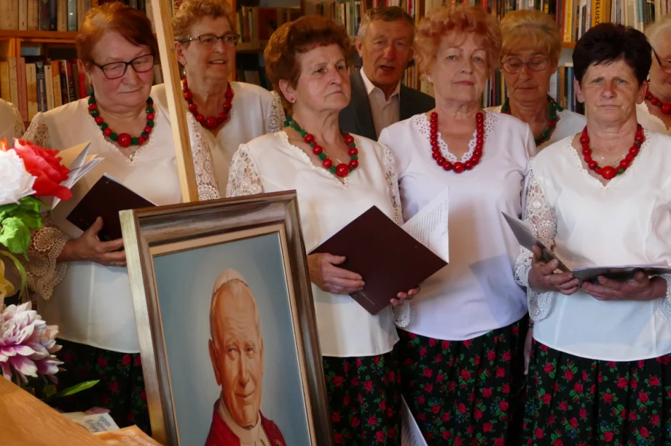 Spektakl słowno-muzyczny, poświęcony Janowi Pawłowi II pt.:   ,,Tobie Ojcze Święty" - zdjęcie 20