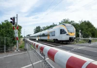 Małopolska: 2 tys. zł mandatu i 15 punktów dla kierowcy, który utknął pomiędzy szlabanami na przejeździe kolejowym - zdjęcie główne