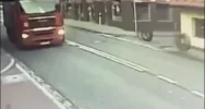 Nietypowe zdarzenie drogowe na nagraniu - zdjęcie 2