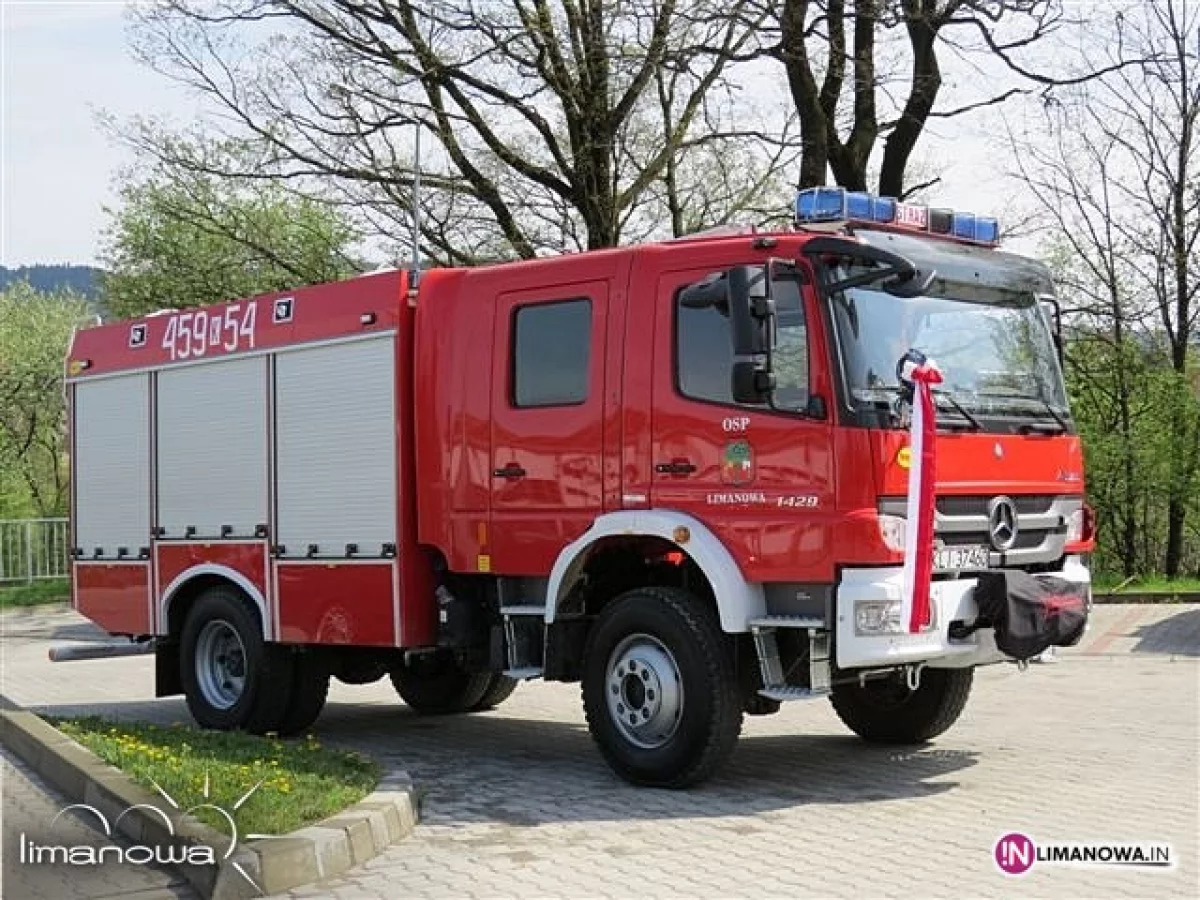 Nowy wóz strażaków poświecony