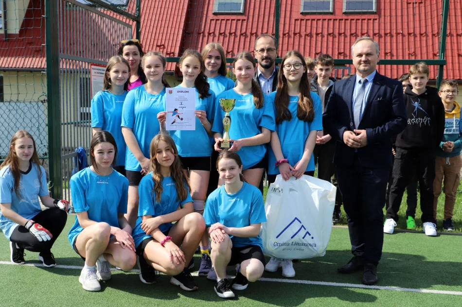Dziewczyny z Mordarki zwycięzcami w zawodach w Piłkę Nożną - zdjęcie 2