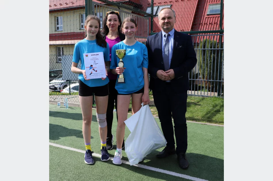 Dziewczyny z Mordarki zwycięzcami w zawodach w Piłkę Nożną - zdjęcie 3