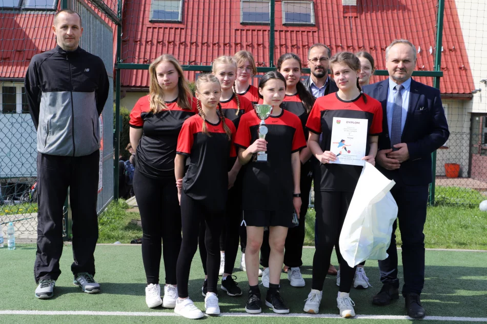 Dziewczyny z Mordarki zwycięzcami w zawodach w Piłkę Nożną - zdjęcie 4