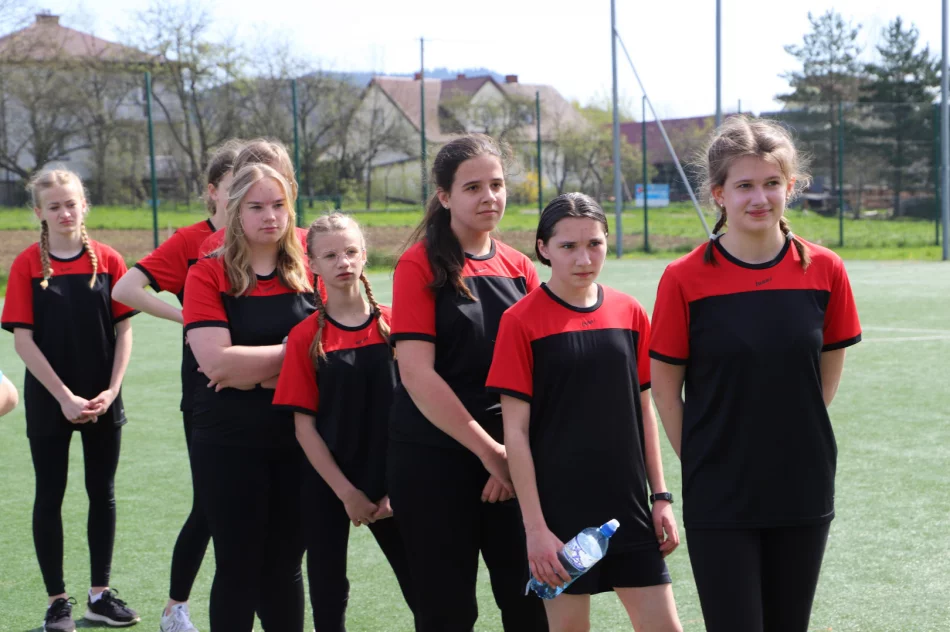 Dziewczyny z Mordarki zwycięzcami w zawodach w Piłkę Nożną - zdjęcie 8