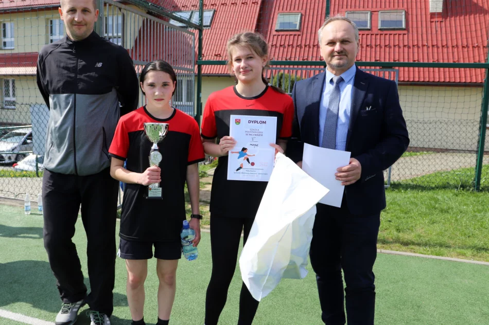 Dziewczyny z Mordarki zwycięzcami w zawodach w Piłkę Nożną - zdjęcie 9