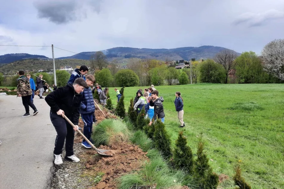 Uczniowie nauczyli się sadzić drzewa - zdjęcie 2