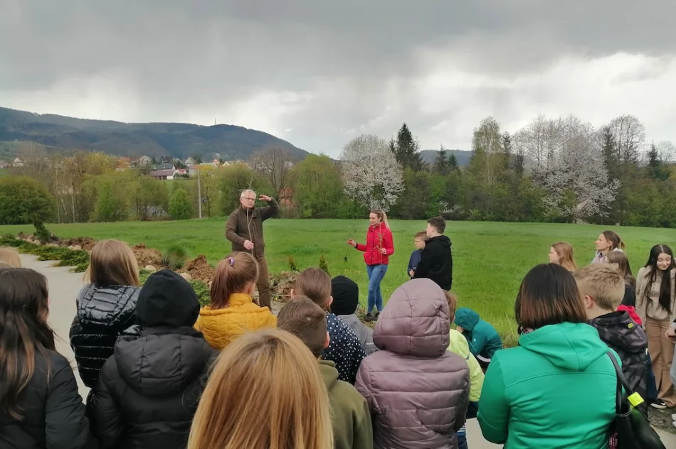Uczniowie nauczyli się sadzić drzewa - zdjęcie 3